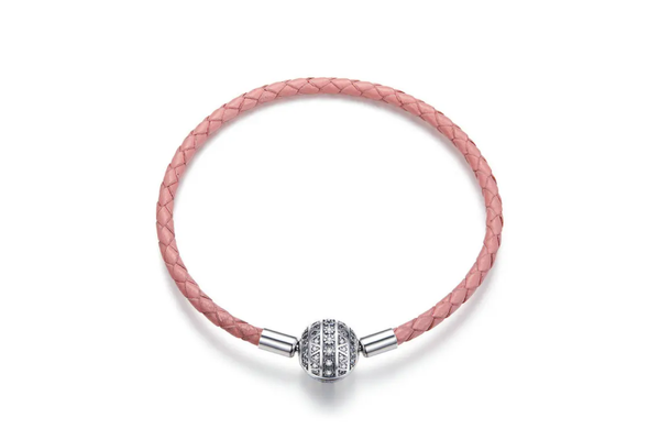 Bracciale realizzato in pelle di colore rosa con una sfera in cui sono incastonate delle pietre